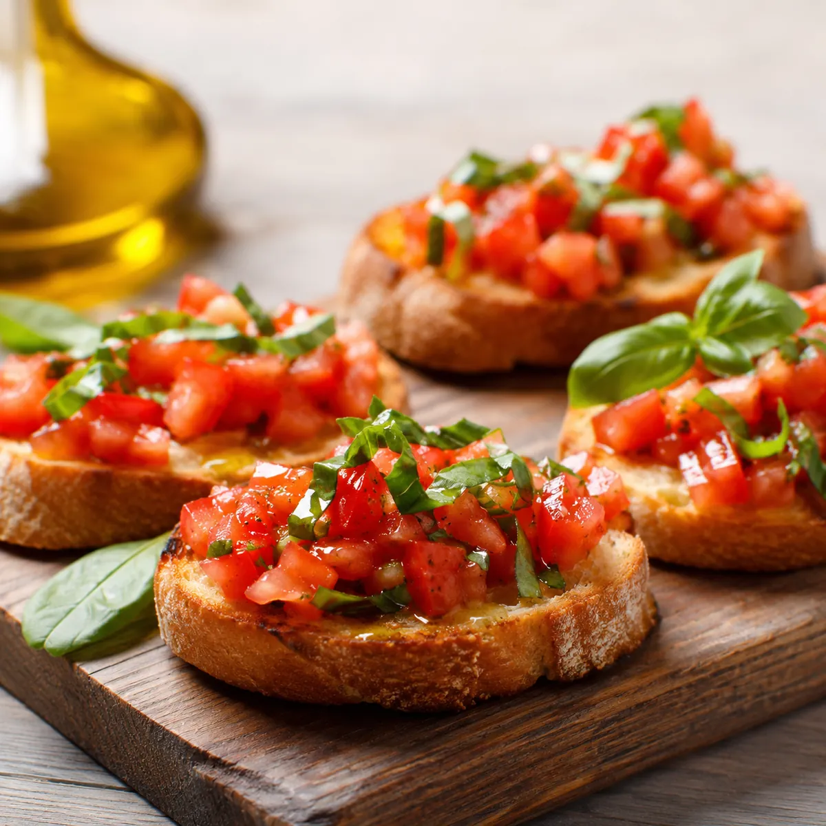 Bruschetta de Tomate com Manjericão