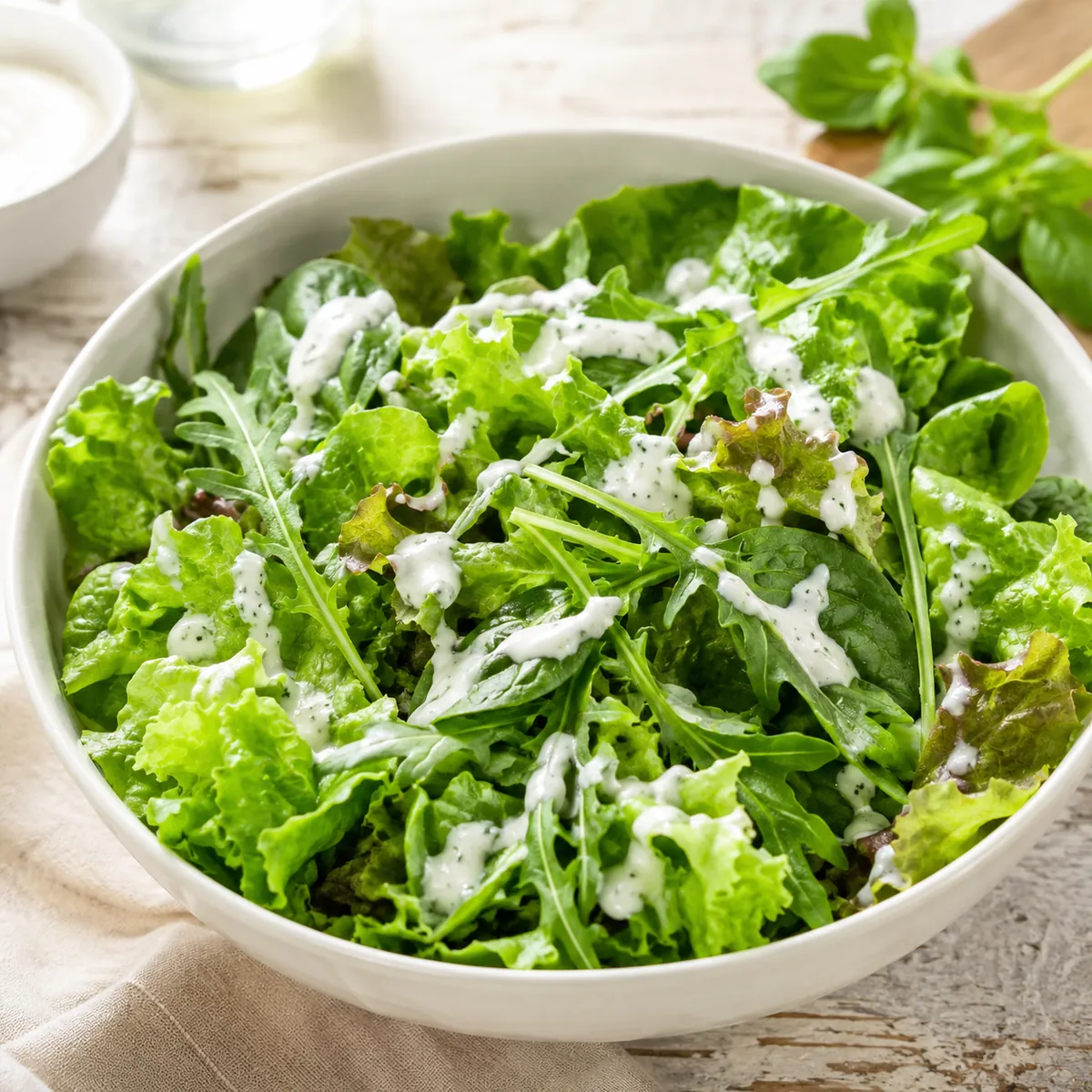 Salada de Folhas Verdes com Molho de Iogurte